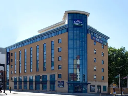 Holiday Inn Express LONDON - STRATFORD by IHG - parkir