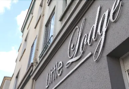 Little Lodge Hôtel Отели рядом с достопримечательностью «Faculty of Science and Technology»