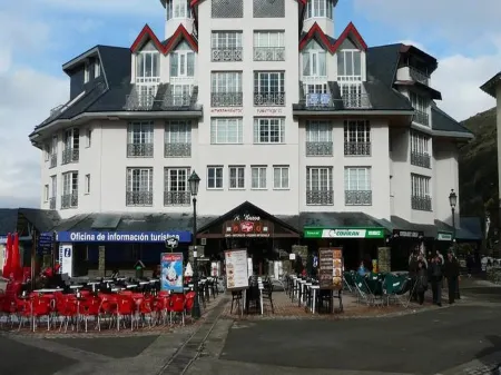 Apartamentos Sabica Nevada Plaza Отели рядом с достопримечательностью «Estación de esquí Sierra Nevada»