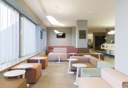 Hampton by Hilton Rome East 수영장