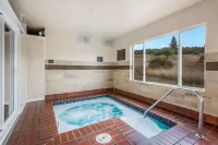 Red Lion Inn & Suites Sequim at Olympic National Park - Hot Tub
