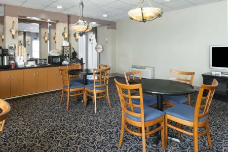 Howard Johnson by Wyndham Newburgh/West Point Отели в г. Нью Виндзор