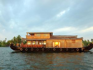 Pmc Houseboat