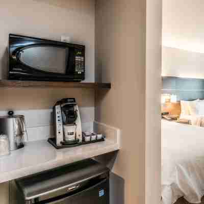 Holiday Inn Express & Suites Bradenton West Rooms