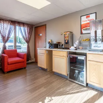 Econo Lodge Inn & Suites