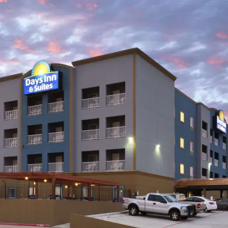 Days Inn & Suites by Wyndham Galveston West/Seawall Отели рядом с достопримечательностью «Парк Муди Гарденс Аттракшенс Тем»