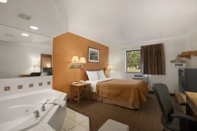 Travelodge by Wyndham Muskegon Hotel di Muskegon