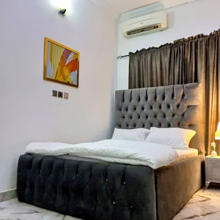 Lovely 2-Bedroom Serviced Apartment with a Balcony Отели рядом с достопримечательностью «Терминал аэропорта Абуджа Ннамди Азикиве»