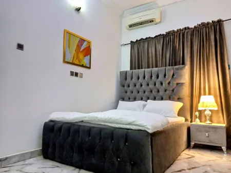 Lovely 2-Bedroom Serviced Apartment with a Balcony Отели рядом с достопримечательностью «Терминал аэропорта Абуджа Ннамди Азикиве»