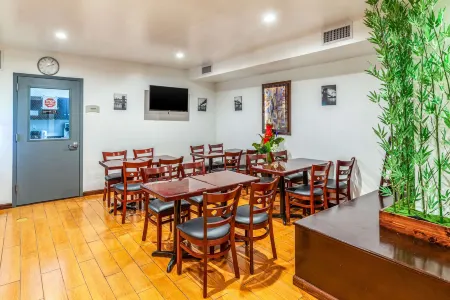 Quality Inn Near Sunset Park Отели рядом с достопримечательностью «Бруклинский ботанический сад»