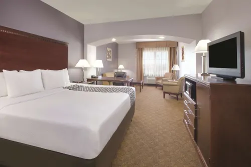 La Quinta Inn & Suites by Wyndham Corsicana - Parkplatz