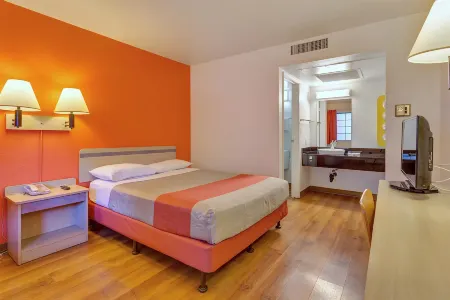 Super 8 by Wyndham Santa Rosa North Отели рядом с Аэропорт Чарльз М. Шульц