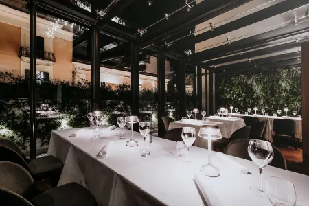 Bacã Suites, Restaurant & Bar