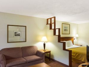 Rodeway Inn & Suites South of Fiesta Park