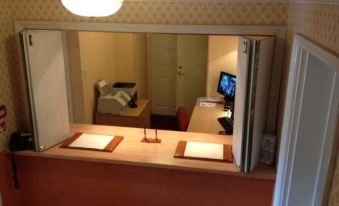 Ashley Hotel - Housity