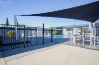 Acacia Motor Inn - Pools