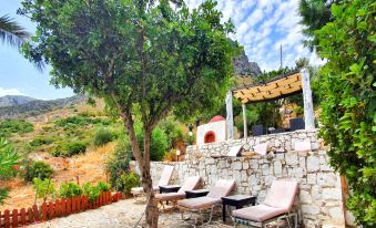 Studio Quiet and Peaceful and Very Relaxing with Kitchen, Shared Pool and AC