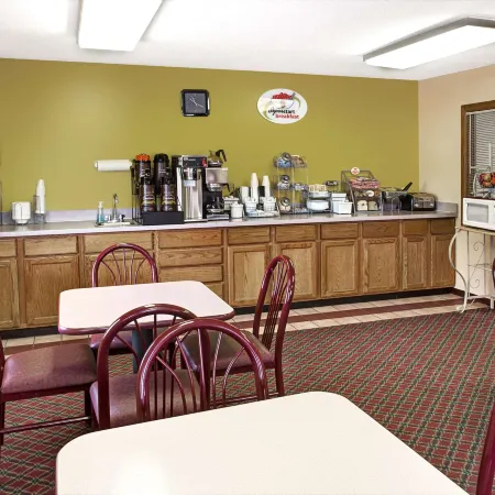 Super 8 by Wyndham Heath/Newark