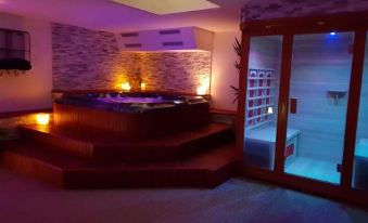 Suite Room Jacuzzi Sauna Privatif illimite Clisson