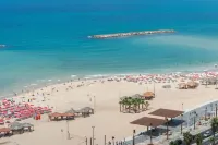 Chic Urban Getaway with Balcony & Mamad by Sea N Rent Các khách sạn ở 