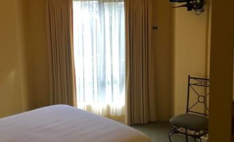 Hopkins House Motel & Apartments - Housity