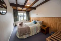 Adventure Lodge and Motels and Tongariro Crossing Track Transport Hotel a Whakapapa Village