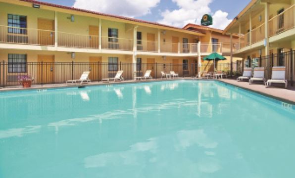 Howard Johnson by Wyndham Columbus Fort Moore