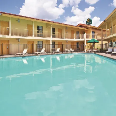 Howard Johnson by Wyndham Columbus Fort Moore