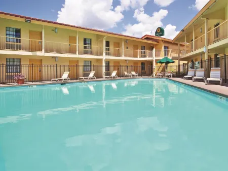 Howard Johnson by Wyndham Columbus Fort Moore Отели рядом с достопримечательностью «Columbus State University Department of Theater»