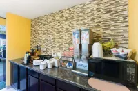 Super 8 by Wyndham Perry IA - parking