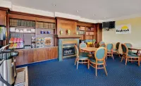 Days Inn by Wyndham Bar Harbor - sarapan