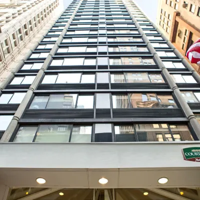 Courtyard New York Manhattan/Fifth Avenue Отели рядом с достопримечательностью «Парк Брайант»