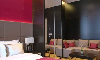 Maccani Black Luxury Suites