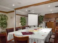 Ramada by Wyndham Saginaw Hotel & Suites Hotels in Saginaw County
