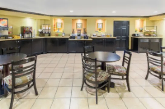 Ramada by Wyndham Ontario Hoteles en Ontario