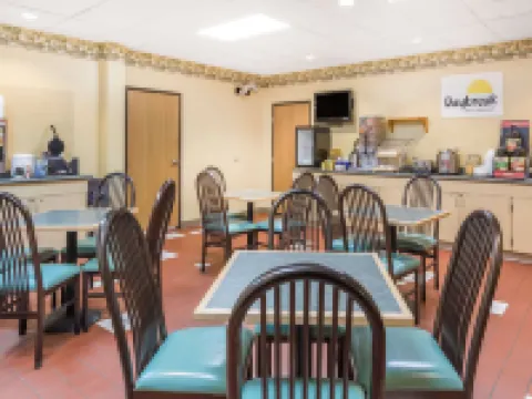 Days Inn & Suites by Wyndham Bridgeport - Clarksburg Hotels in Clarksburg