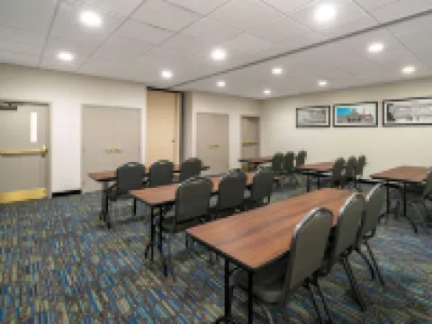 La Quinta Inn & Suites by Wyndham Latham Albany Airport Hotels in Latham