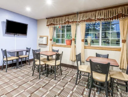 Super 8 by Wyndham Johnstown/Gloversville Отели в г. Гловерсвилл