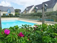 Les Villas de Kermaria - مسبح