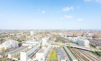 Beautiful 2 Bed Penthouse with Balcony Views Ldn