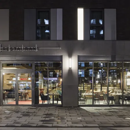 Hotel Indigo BERLIN - EAST SIDE GALLERY by IHG Отели рядом с достопримечательностью «Культурный центр RAW»