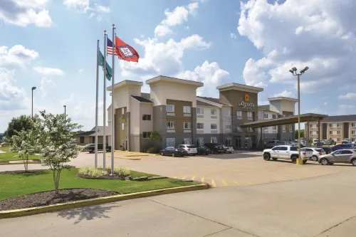 La Quinta Inn & Suites by Wyndham Fayetteville Hotels in Johnson