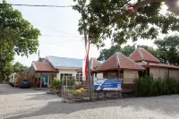 RedDoorz near Baluran National Park Hotel di Wongsorejo