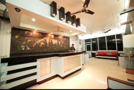 Hotel RV Tower Отели рядом с достопримечательностью «Guruvayur temple pond»