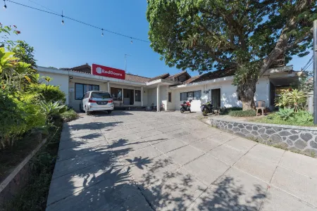 RedDoorz Syariah @ Jl Raya Sukabumi Отели в г. Sukalarang