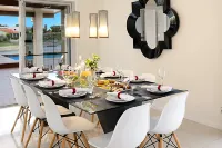 Luxico Whitehaven (Heated Pool) Hotels near Broadbeach Library