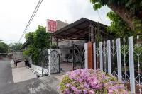 RedDoorz at Osuko Residence Sukomanunggal Jaya Hotels in Sukomanunggal