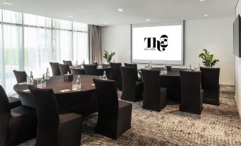 TH8 Palm Vignette Collection, Beach Resort