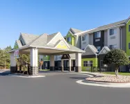 Quality Inn & Suites Ashland Near Kings Dominion Hotels near Calvary Pentecostal Tabernacle