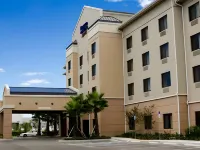 Fairfield Inn & Suites Holiday Tarpon Springs Отели рядом с достопримечательностью «Kingdom Life»